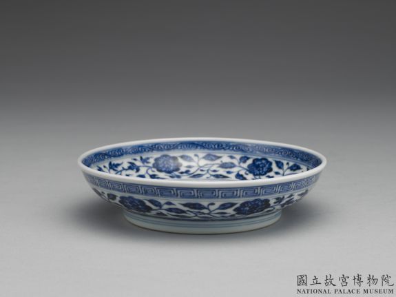 Dish with Indian lotus scrolls in underglaze blue, Qing dynasty, Qianlong reign (1736-1795)